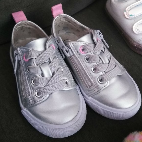 Girls/toddler shoes and 1pair of slippers - Picture 6 of 7